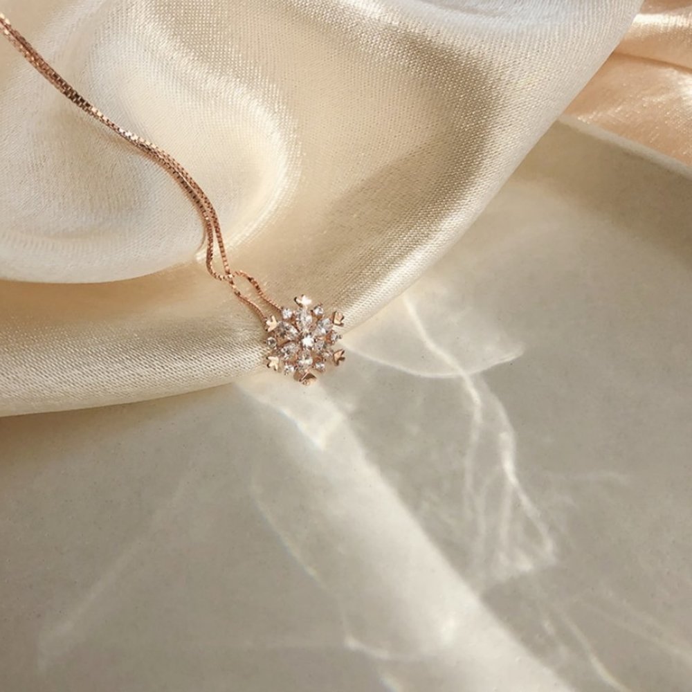 NEW Silver / Rose Gold Flash Cubic Zircon Snowflake Pendant Necklace - Picture 5 of 6